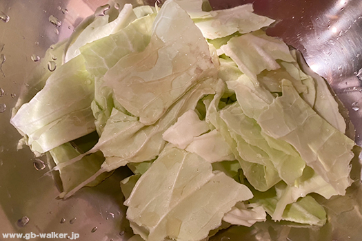 キャベツは洗って手で一口大にちぎる。ザルにあげて水気をよく切っておく。