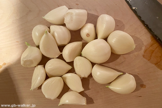 1.にんにくは皮を剥いてヘタを取る。