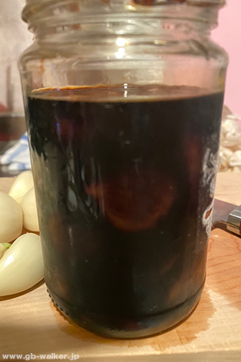 2.口の大きなビンににんにくを詰め、上からしょうゆを入れる。