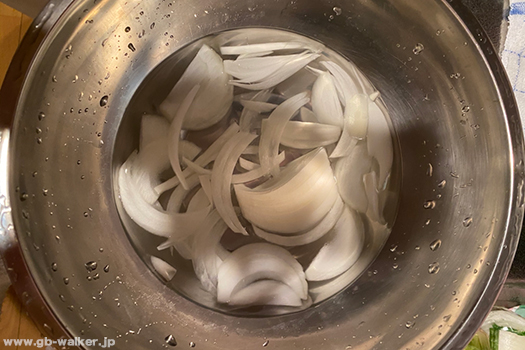 1.玉ねぎをスライスして30分ほど水にさらす。