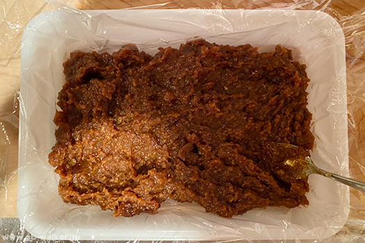 1.タッパーに味噌を敷き、チーズや卵黄が隠れるくらいの厚みにならす。