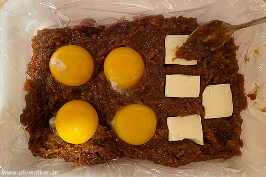 2.くぼみを作り、漬け込みたい素材を置く。