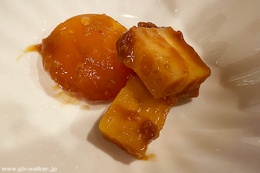 漬かり具合をチェックし、水分が抜けて卵黄が固まっていたら、食べ頃。 漬かり足りない場合は、様子を見ながらさらに置く。