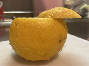 柚子を上から1/3くらいのところで切る