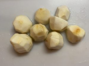 里芋は皮を剥いて半分に割り、下茹でします