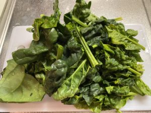 ほうれん草はよく洗って3cm程度の長さにカット