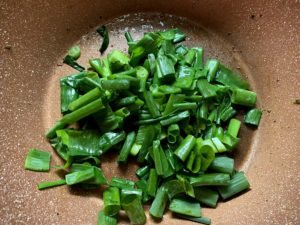 火が通ったら皿に移し、ネギをソテーする