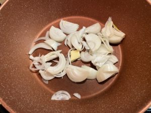 玉ねぎを中火で炒める