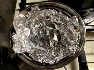 落とし蓋（アルミホイルで代用可）をして30分ほどコトコト煮込む