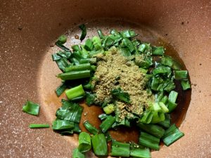 醤油・酒・みりん・すりごまを加え、混ぜる