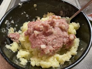 コンビーフハッシュを投入し、よく混ぜる。塩こしょうで味を整える