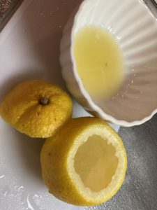 柚子の中身をスプーンなどでくりぬき、中身を絞って種を取る