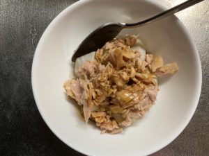 ウスターソース（または焼肉のタレ）を加えてよく混ぜます