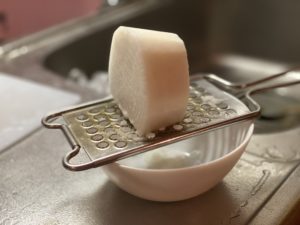 大根をおろし、先ほど絞った柚子果汁を加えて混ぜる
