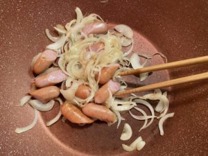 ウインナーを加えてさらに炒める