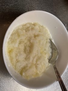 大根をおろし、先ほど絞った柚子果汁を加えて混ぜる