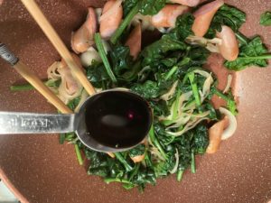 ウインナーを加えてさらに炒める