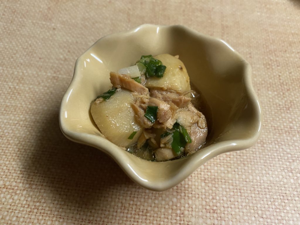 仕上げにネギを散らし、ごま油やラー油で軽く風味を加えて完成