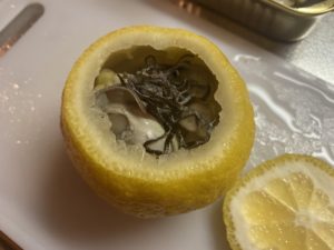 しめじ、牡蠣、塩昆布を入れ、大根おろしで隙間を埋める