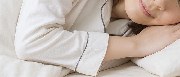 睡眠をとる女性