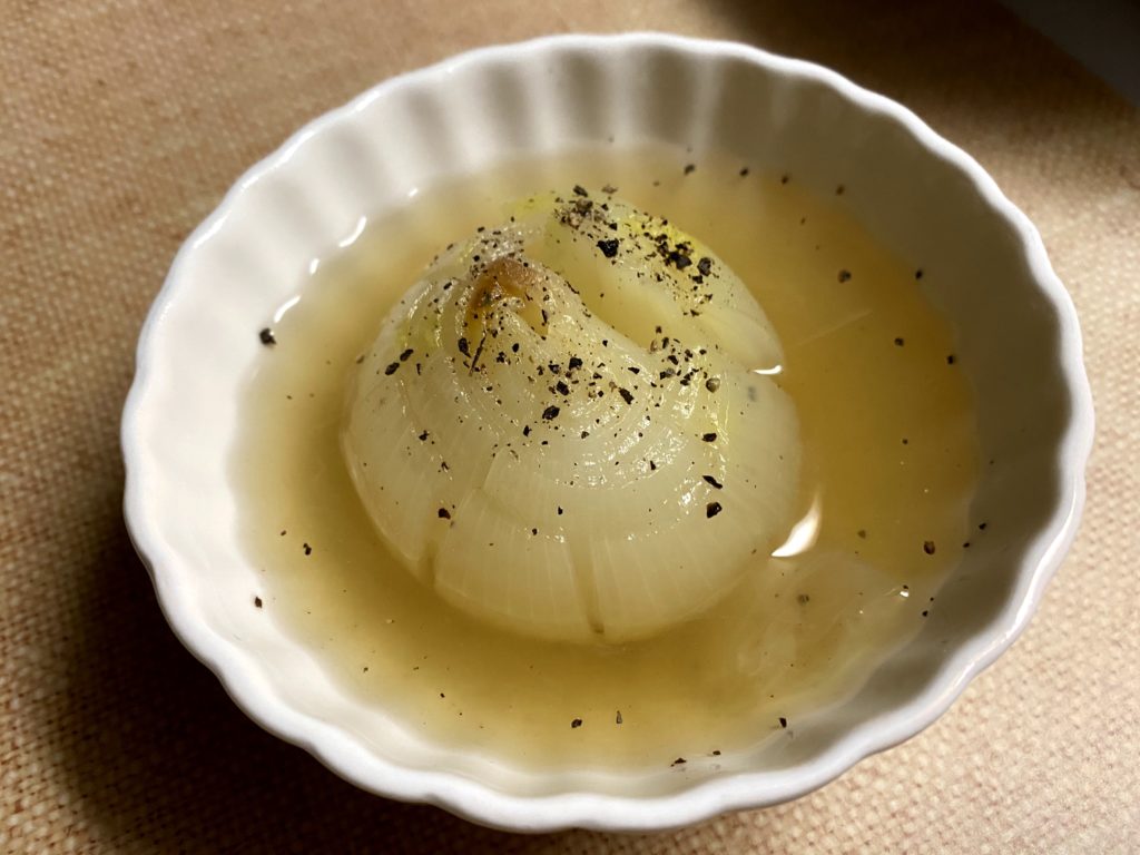 器に盛ってこしょうを振る。完成