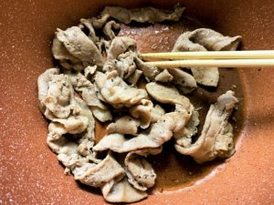 豚肉に塩・こしょうで下味をつけ、ごま油で炒める