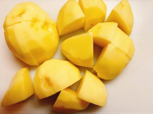 じゃがいもの皮をむき、一口大にカット
