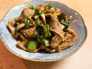 豚肉を再び投入し、さっと炒め合わせる