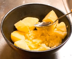 スプーンの背でじゃがいもを潰す。少し粗めが食感良し