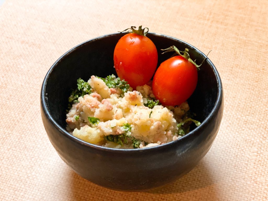 パセリを散らし、ミニトマトで彩りを添える。完成