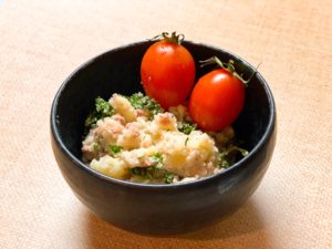 パセリを散らし、ミニトマトで彩りを添える。完成