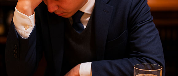 お酒を飲みすぎた男性