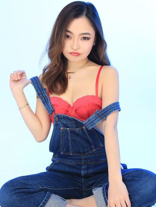 スズ7(ギラギラガールズ さくら通り店:新宿/歌舞伎町/ガールズバー)